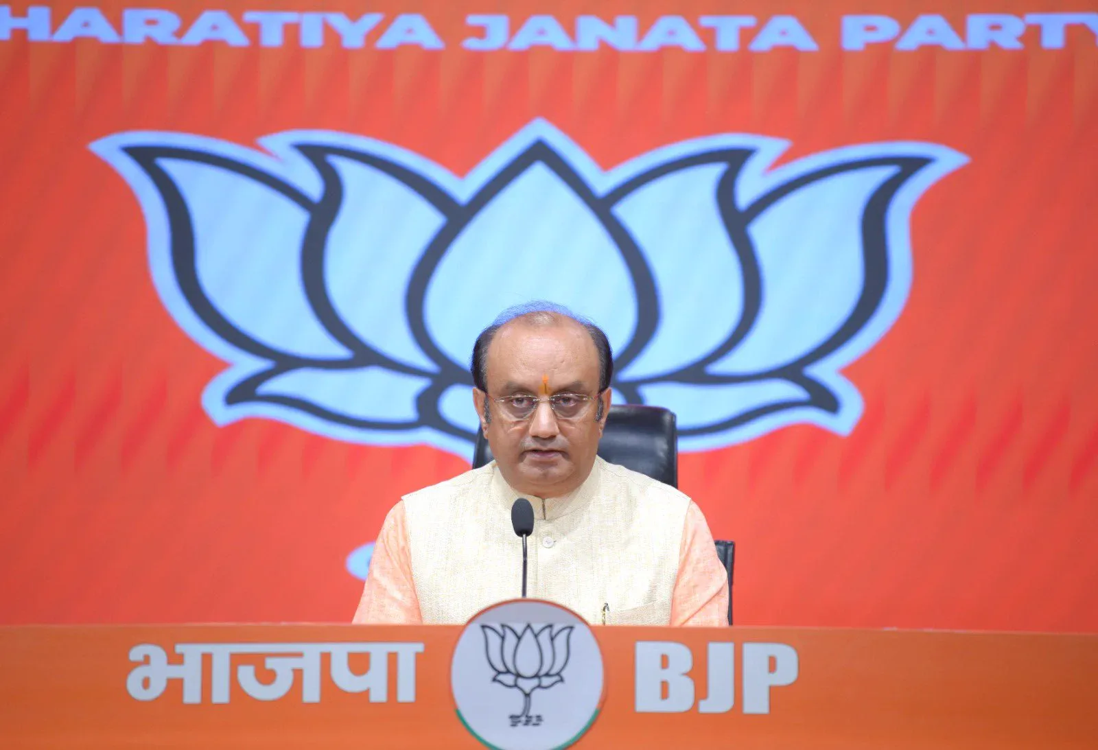 आखिर कांग्रेस संदिग्ध मतदाताओं को बिना किसी जांच के मतदान का अधिकार देकर किसे फायदा पहुंचाना चाहती है? --- भाजपा का तीखा हमला